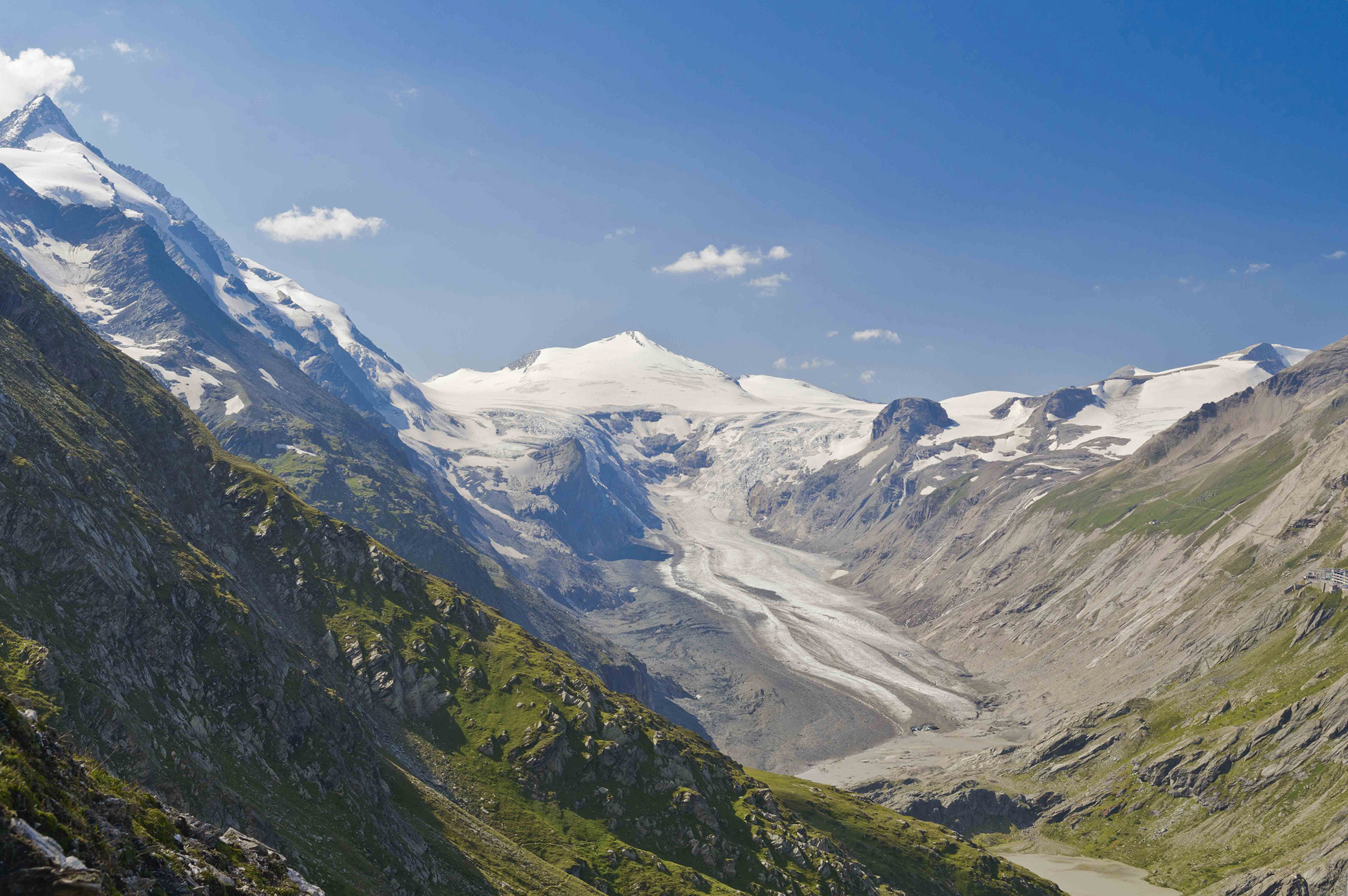 Pasterze 2012: eine in die umgebende Bergwelt tief eingesunkene Gletscherzunge Foto: Alpenverein/N. Freudenthaler, Gletscherbericht 2016